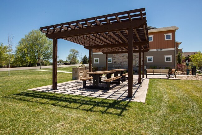 Foto del edificio - 5233 Boardwalk Dr