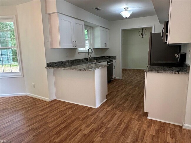 Building Photo - Beautiful 3 Bedroom 2.5 Bathroom Home in Lynnhaven