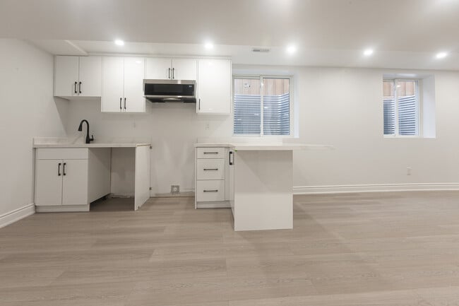 Building Photo - 1182 Blueheron Blvd