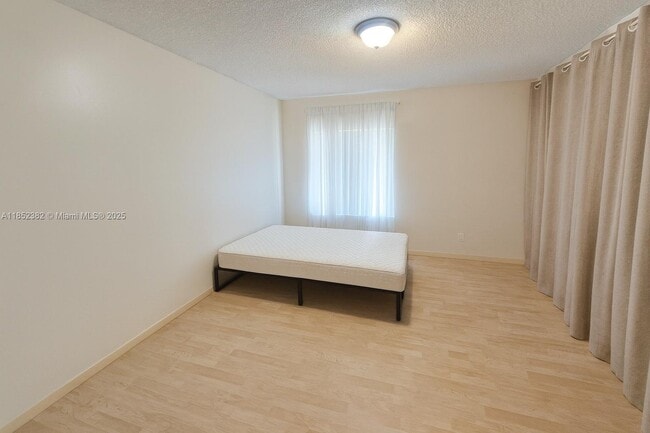 Foto del edificio - 9999 Summerbreeze Dr