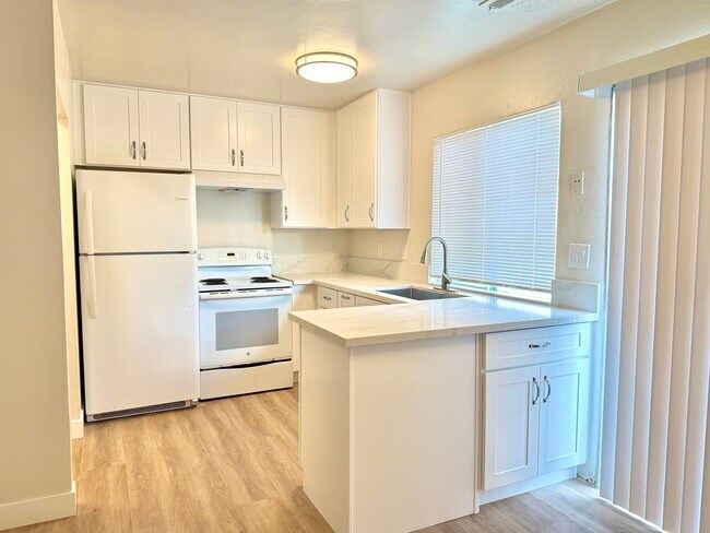 Foto del edificio - $2,890 / 2 BR - FULLY REMODELED TOWNHOME IN HAYWARD