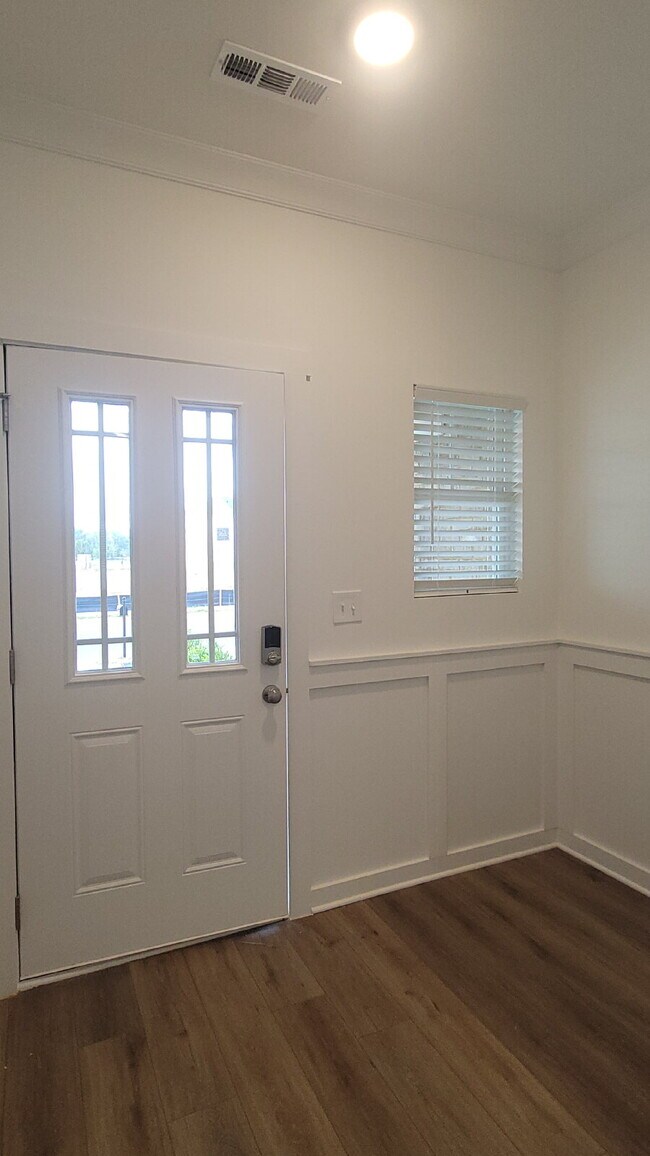 Foto del edificio - Section 8 Accepted!!! "Discover Comfort and Style: 3-Bed, 2.5-Bath Gem with Granite Elegance in H...