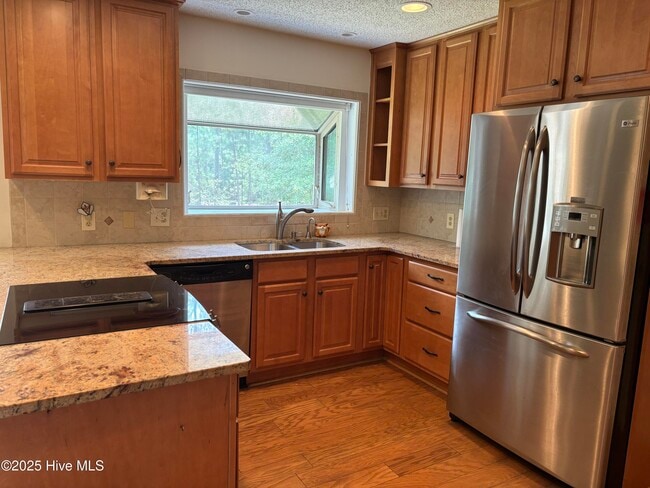 Building Photo - 21 Bobolink Rd