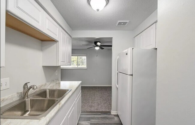 Building Photo - 22121 River Oaks Dr