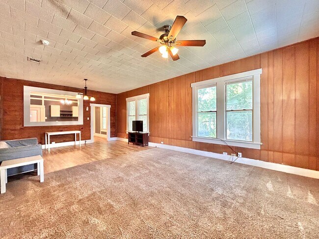 Foto del edificio - Inviting 2BR/1BA Single-Level Home with Po...