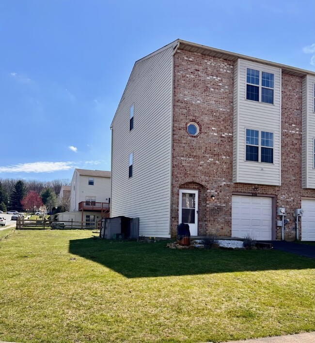 Building Photo - 320 Moty Dr