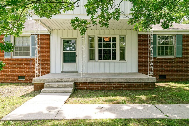 Building Photo - Cozy One Story, 3 bedroom, 2 baths, 1411 sqft
