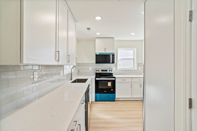 Building Photo - 721 Stonewall Ct