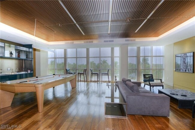 Foto del edificio - 3000 Oasis Grand Blvd