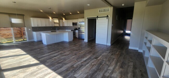 Building Photo - 854 Rosa Way