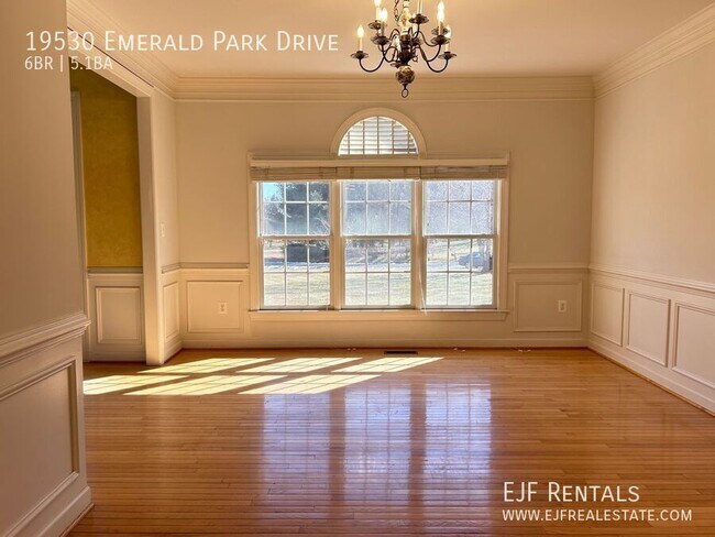 Building Photo - Gorgeous Home on Sprawling Three Acre Prop...