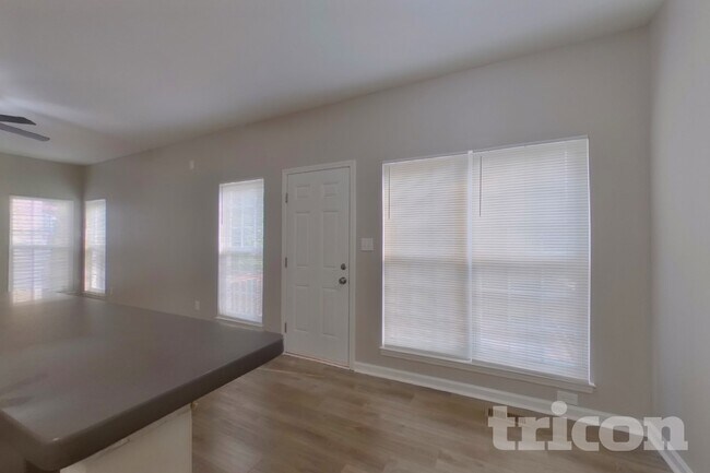 Foto del edificio - 6902 Fenwick Dr