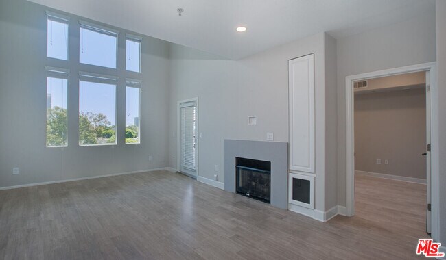 Foto del edificio - 6240 W 3rd St