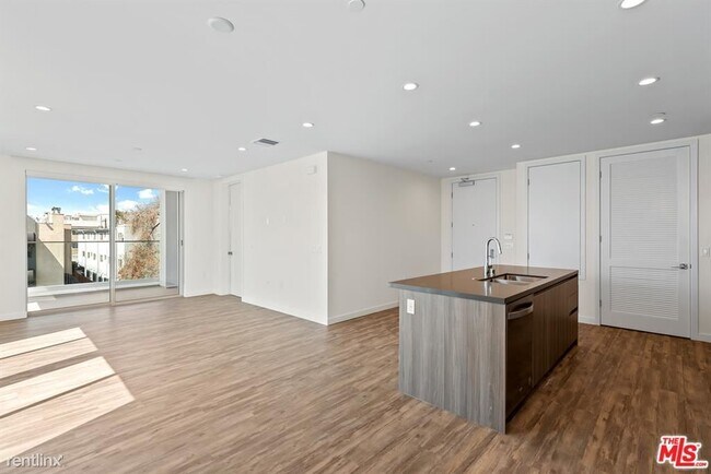 Building Photo - 714 N Sweetzer Ave