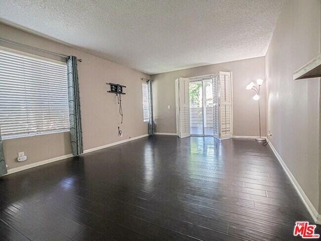 Foto del edificio - 6951 Knollcrest Ln