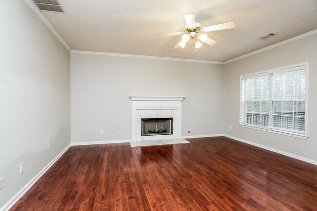 Building Photo - 3828 Martingale Dr SE