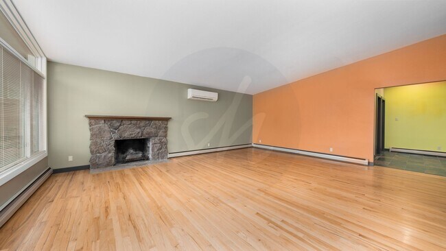 Foto del edificio - Modernized Mid Century Home Near Broadmoor