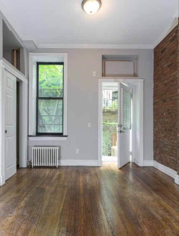 Building Photo - 565 Mott St