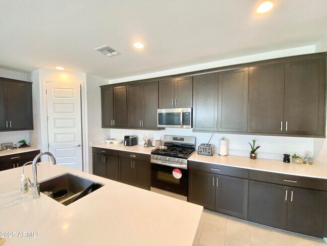 Foto del edificio - 3360 S 155th Ln