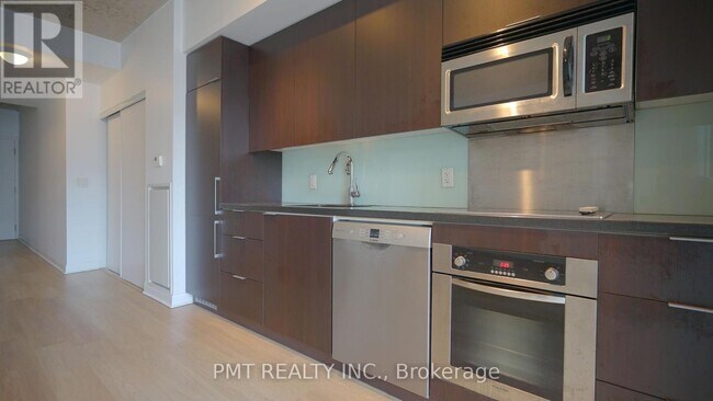 Photo du bâtiment - 478-478 King St W