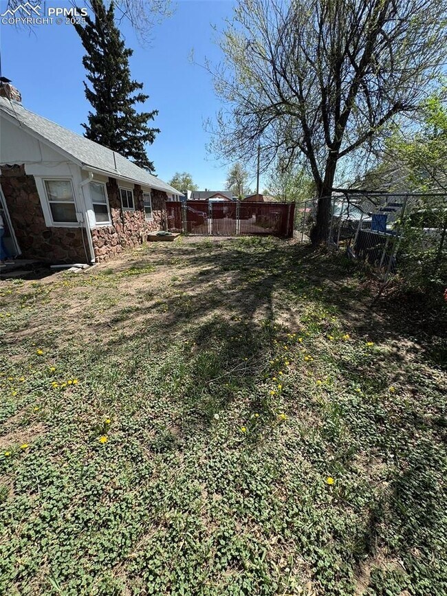 Building Photo - Centrally Located 1 Bedroom 1 Bathroom wit...