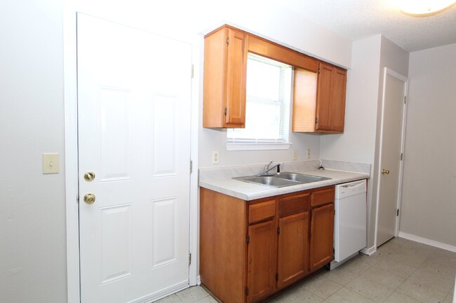 Building Photo - Pet friendly 3 bedroom 2 bathroom patio ho...