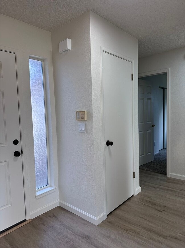 Building Photo - Excellent Florin Area 3bd/2bath home updat...