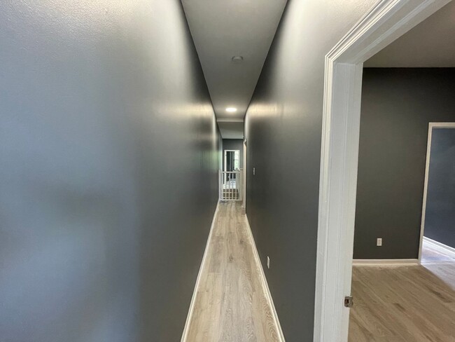 Building Photo - Stunning 5-Bedroom Townhouse Available Nea...