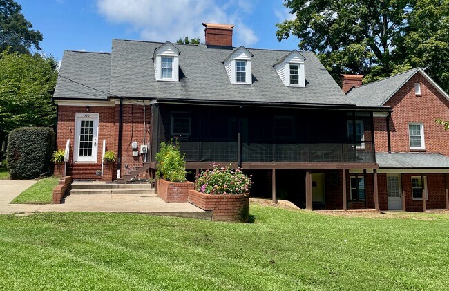 Building Photo - 520 Lenoir St