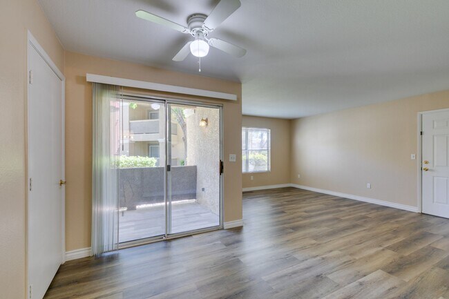 Foto del edificio - 2300 E Silverado Ranch Blvd