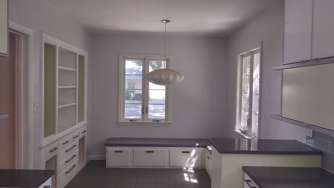 Building Photo - 568 Robertson Way