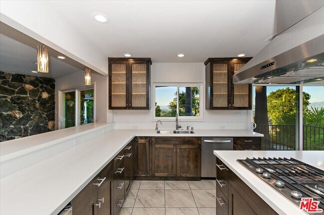 Foto del edificio - 15451 Longbow Dr