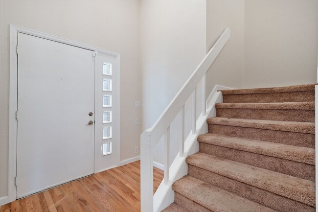 Foto del edificio - Large 3BR/3B Townhome back up to Heather R...