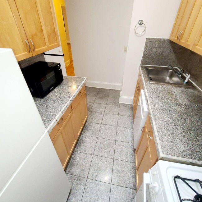 Building Photo - 72-38 Yellowstone Blvd