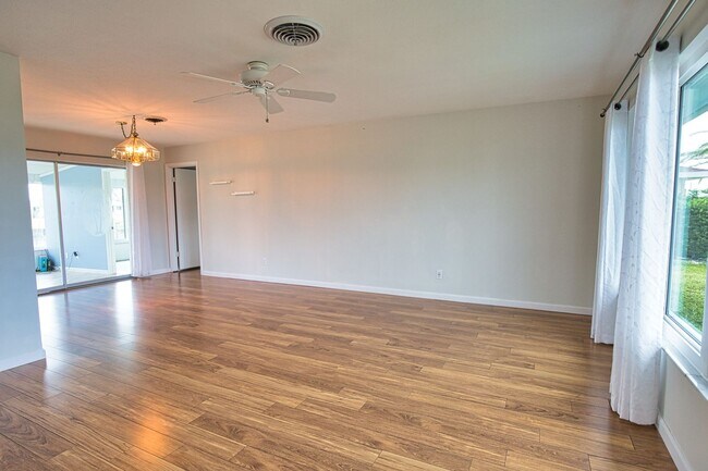 Foto del edificio - Annual Unfurnished 2 Bedroom 2 Bathroom Single Family Home in Venice Gardens with Water View!