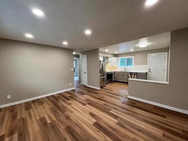 Building Photo - Remodeled 2 Bedroom in Third Addition