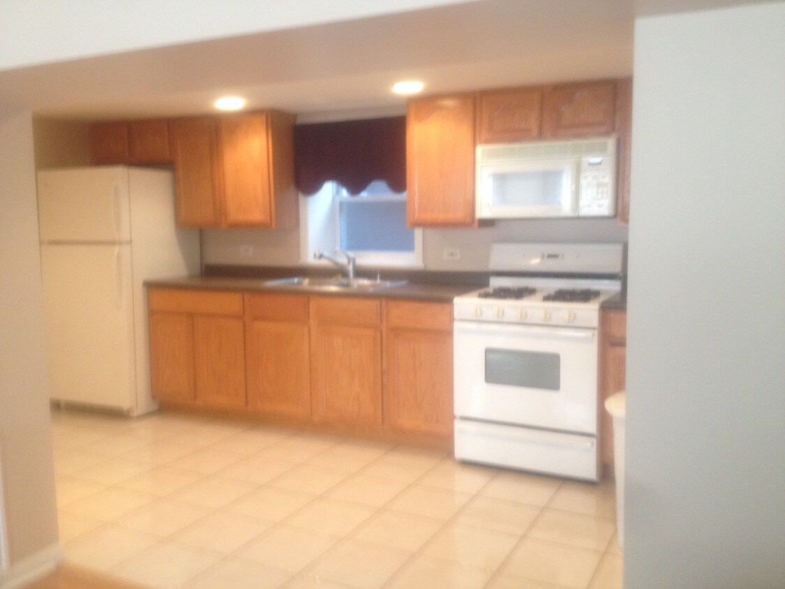 Primary Photo - 6717 N Oxford Ave
