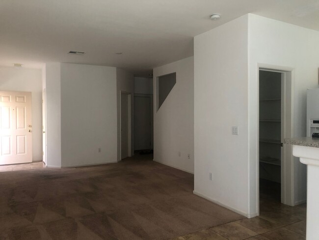 Building Photo - 2 Bedroom Townhome