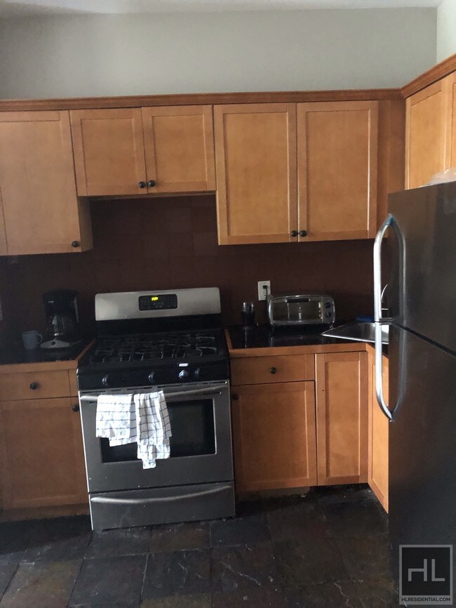 Foto del edificio - 150 DECATUR STREET** August 1st Availability