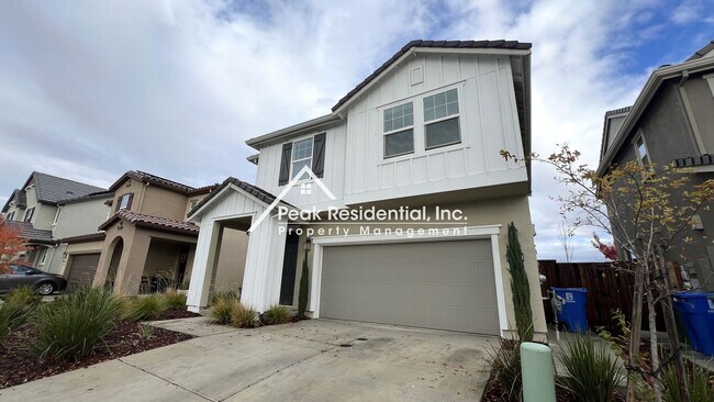 Foto del edificio - Beautiful Newer Folsom 4bd/2.5ba