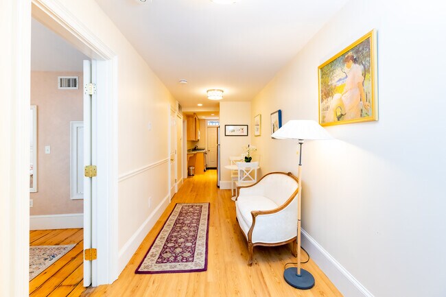 Foto del edificio - 21 E Concord St