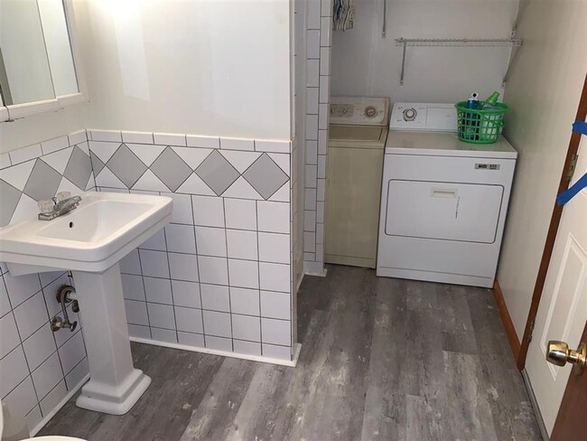 Building Photo - 1805 Mayhew St