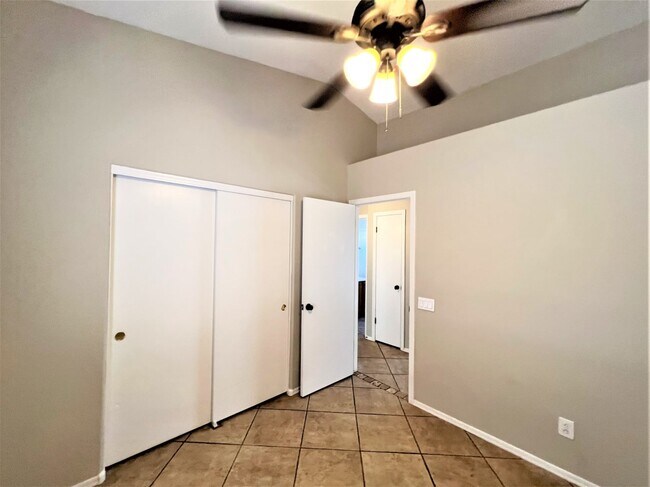 Foto del edificio - 5009 N 104th Ave