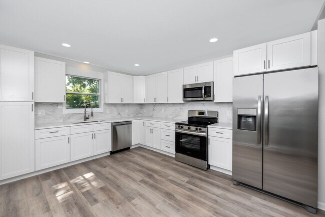 Building Photo - Spacious 4 Bedroom 2 Bath 2 Kitchen Duplex...
