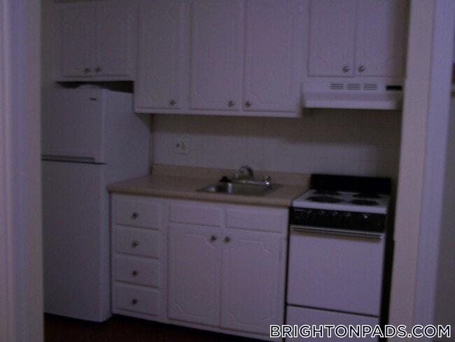 Building Photo - 164 N Beacon St