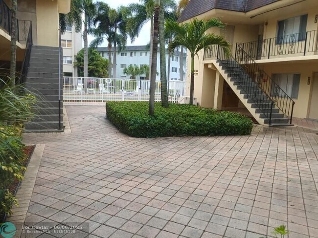 Building Photo - 515 S Sequoia Dr
