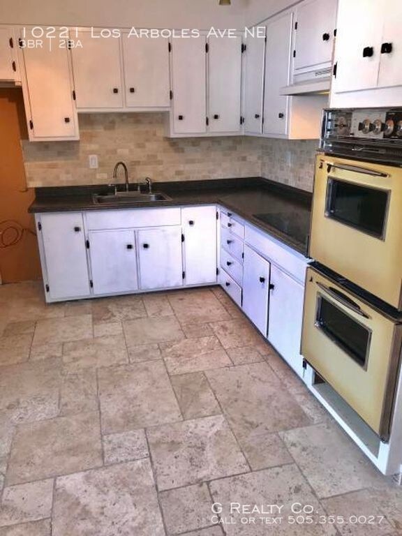 Building Photo - 10221 Los Arboles Ave NE