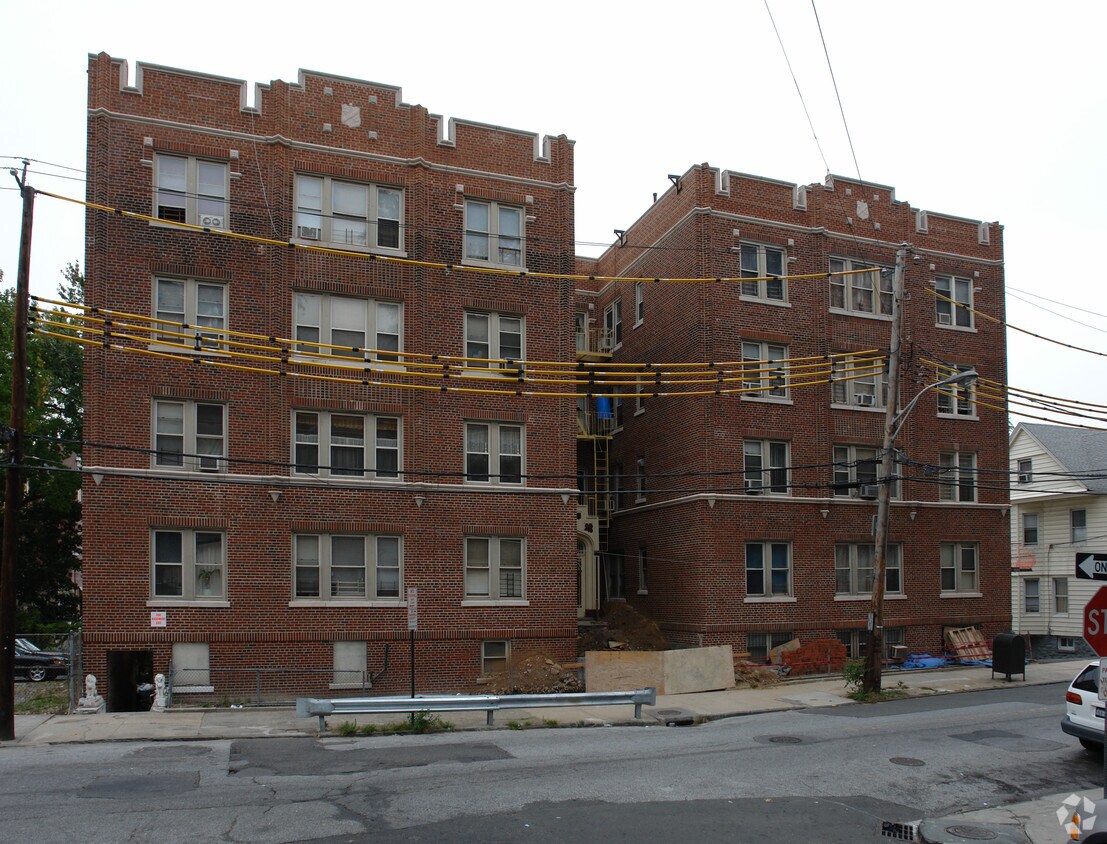 Foto del edificio - 637-643 Van Cortlandt Pk Ave