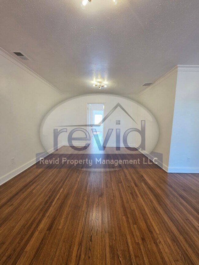 Building Photo - Newly Renovated 2 Bed 1 Bath near U of M!