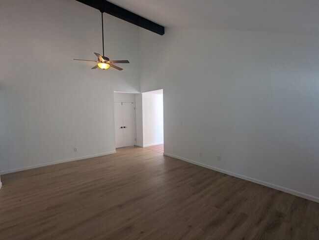 Building Photo - 3 Bedroom 2 Bathroom Single Story Home in ...